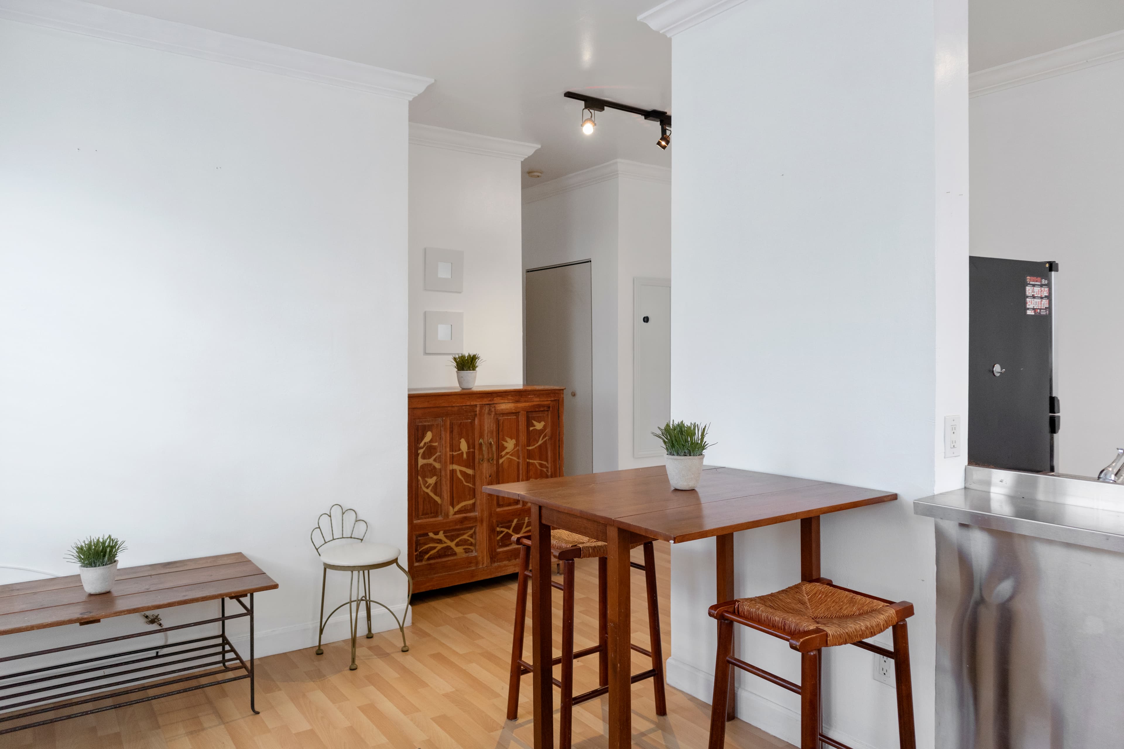 842 Meridian Avenue — photo 1 of 4